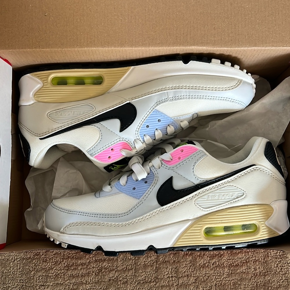 Women's Air Max 90 code DQ0374-100.